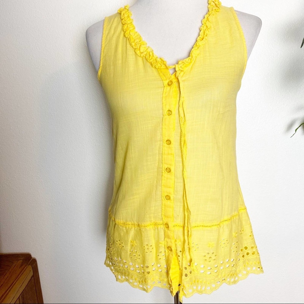 Floreat Ruffle neck sleeveless button front blouse